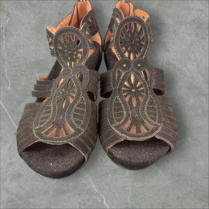 EARTHIES Wedge Heels Women's US 7.5 B Black Sandal